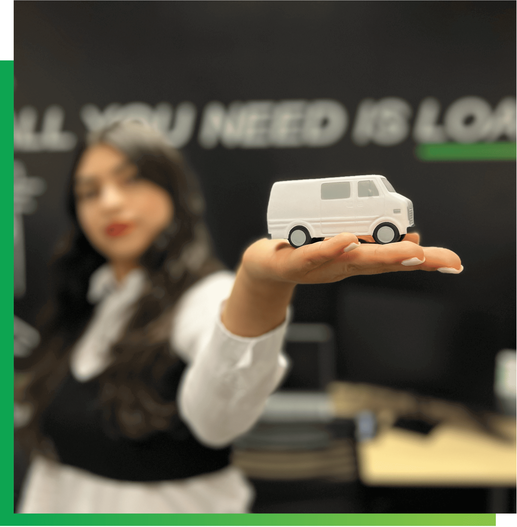 Imagen desenfocada de una chica miembro de Loaded sosteniendo un camión de juguete enfocado